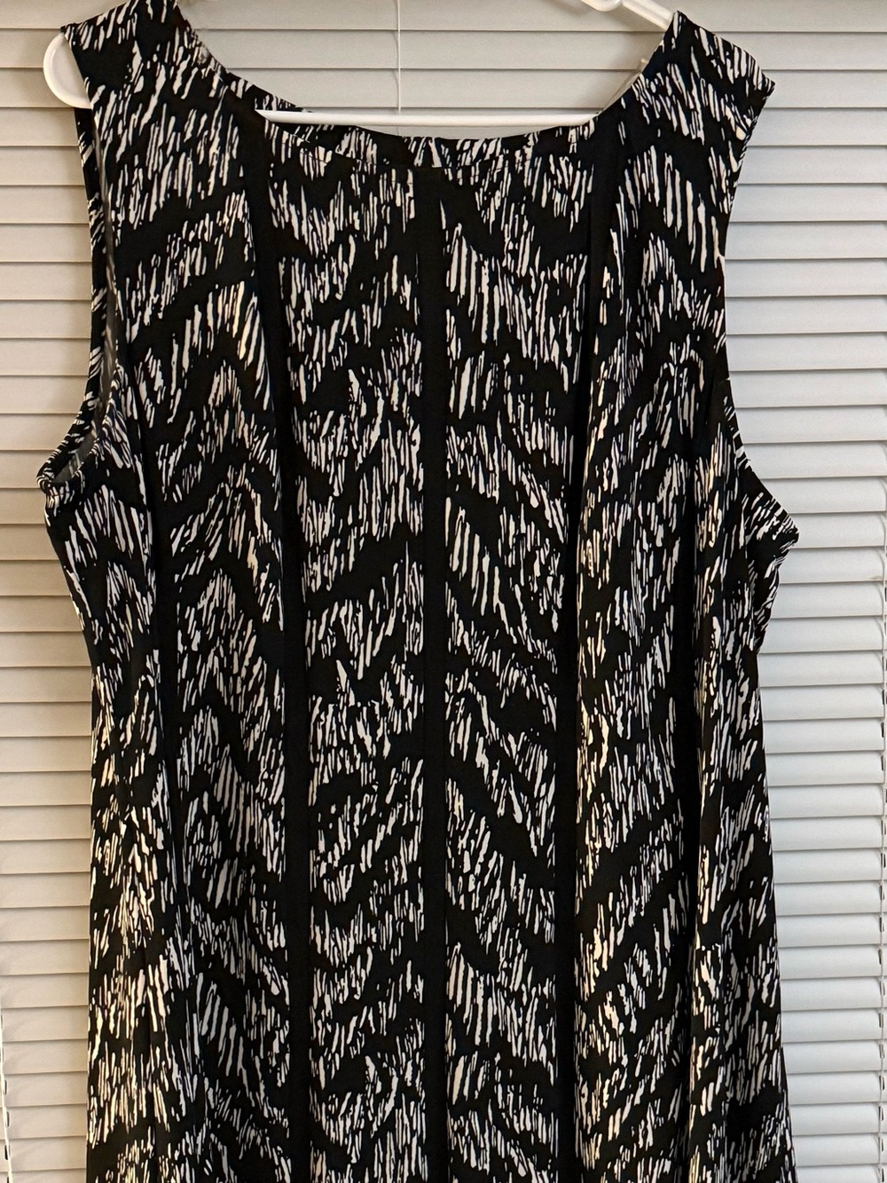Roz & Ali Black and White Sleeveless Midi Dress with Abstract Stripes